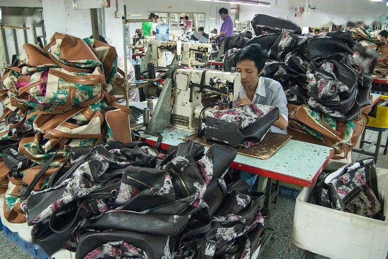 2011年11月25日,广东省东莞市,手袋厂的男工在生产线上劳动