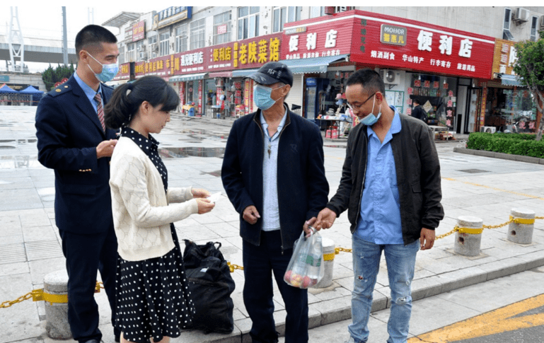 陕西华阴出租车司机帮外地老人回家受称赞