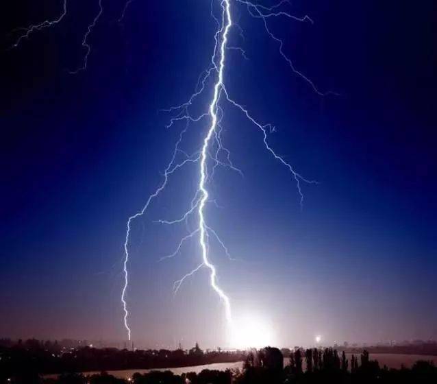 光伏科普夏日来临雷雨天气需要关闭光伏发电系统么