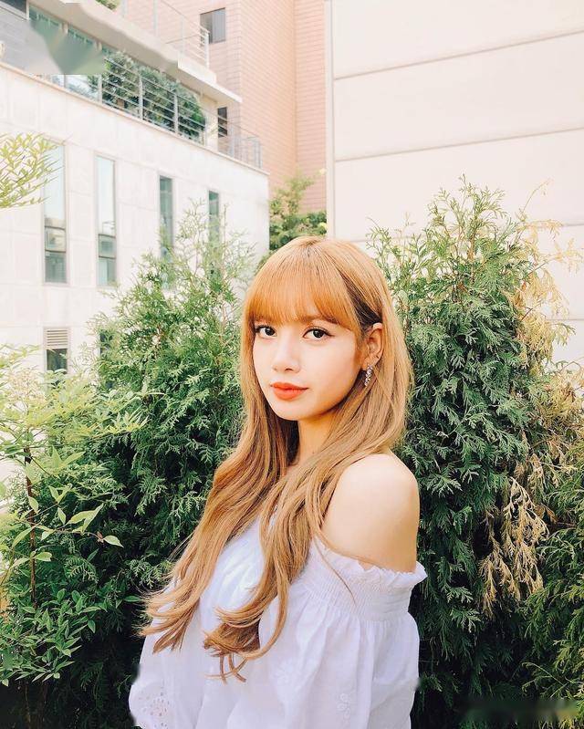 blackpink女团人间芭比lisa,十四岁异国打拼征服了全世界