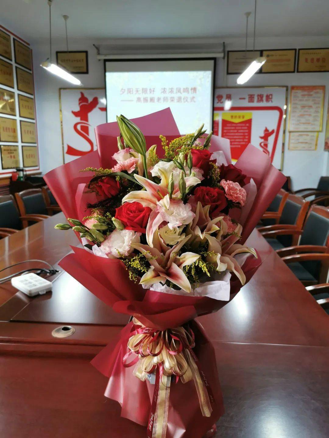 夕阳无限好浓浓凤鸣情周村区凤鸣小学举行欢送老教师光荣退休仪式