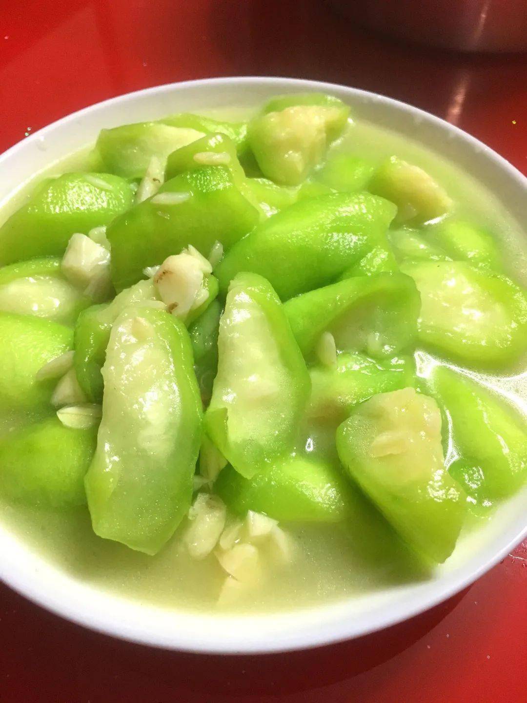 蒜白焖蛋最最家常的鸡蛋,搭配时令的丝瓜,还有青蒜的蒜白,增强体质的