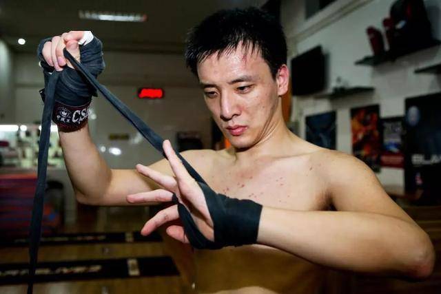 期间汪强的故事也感动了拳王泰森和拳王邹市明,他们都对汪强给予了