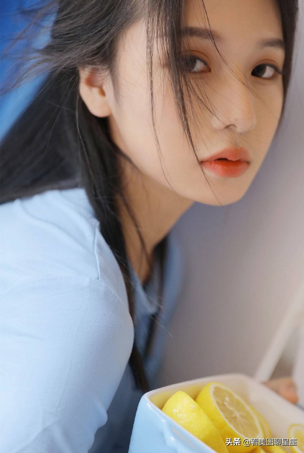 洗衣间的长发女孩写真图片集