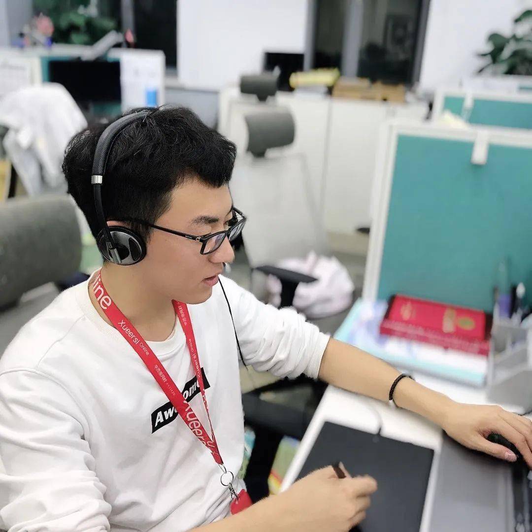 正在认真批改作业的乔兴宇老师"一次暑期班10节课,我们班连续10次答题