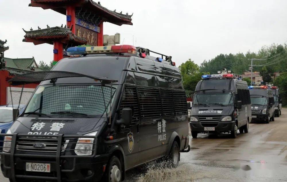抓捕现场视频六安警方出动100余人武装押解公开指认现场