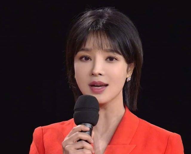 央视主持胡蝶罕晒儿子白净可爱引哈文夸帅大12岁老公也来表白