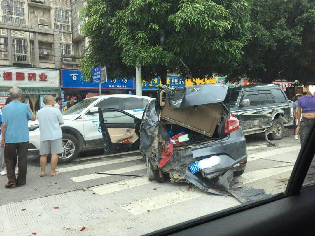 今日宜州区中山大道发生一起车祸多车不同程度受损