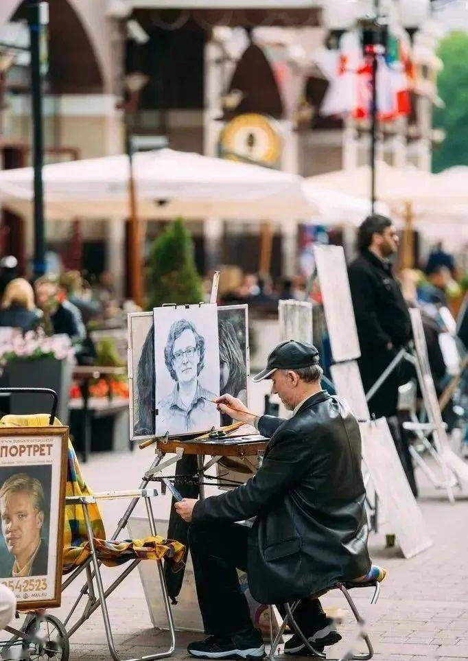 地摊经济崛起艺术家街头纷纷摆地摊卖画像一天少则上千多则上万