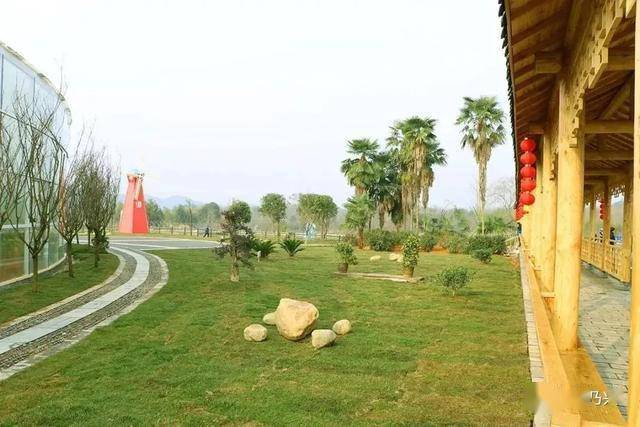 的霓虹灯给人以梦幻般的感觉,饶守坤公园集红色旅游和休闲健身于一体