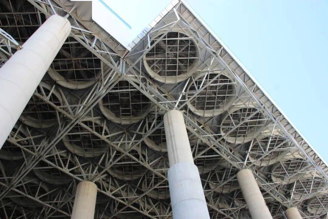 走进岱海发电公司,一,二期空冷岛巍峨耸立在眼前 ,一排排巨大的风机