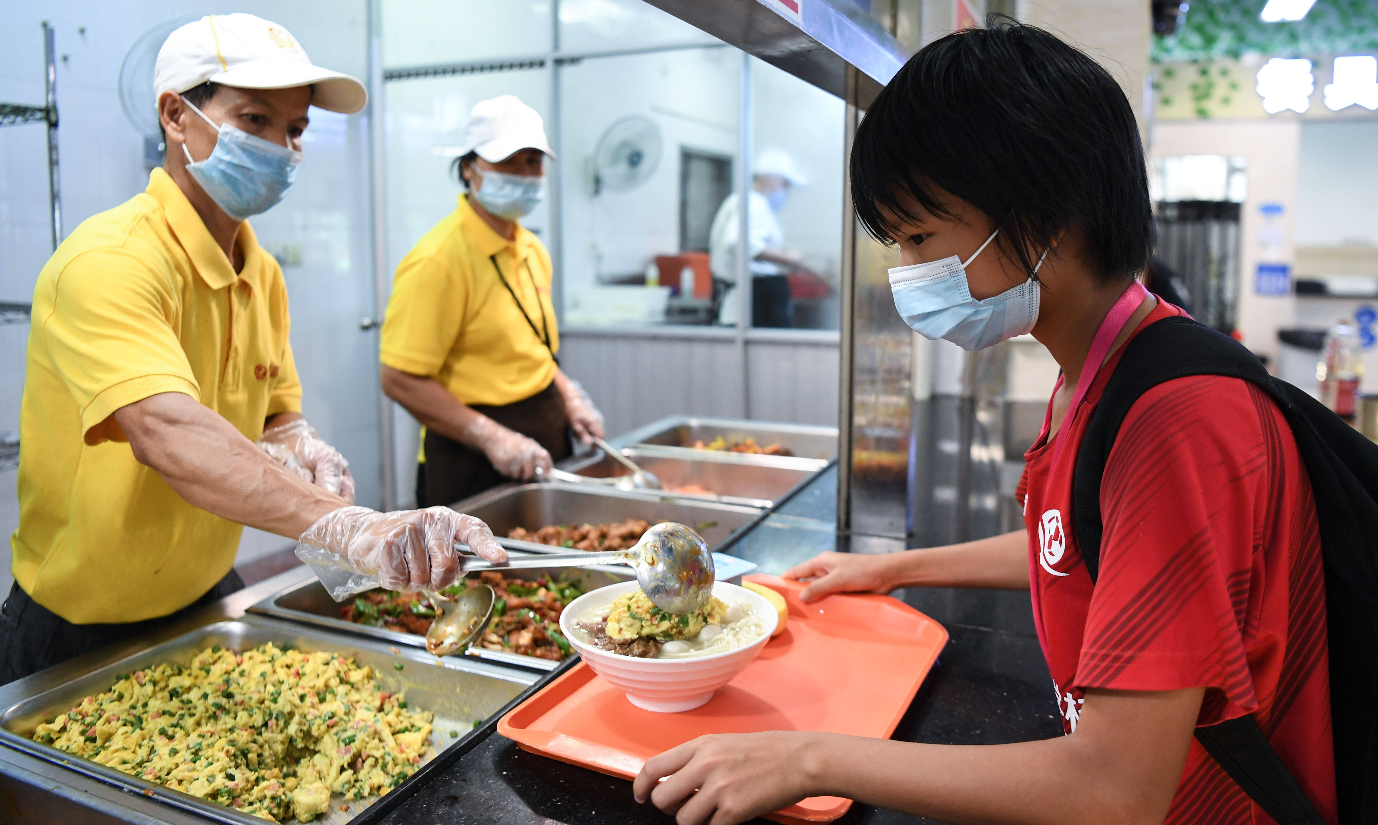 食堂打饭场景图片