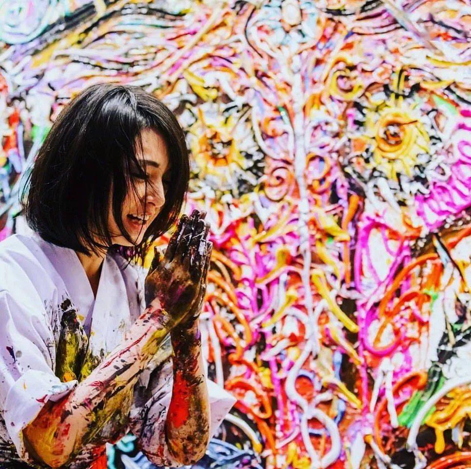 就是一个表演现场,与其他艺术家不同,小松美羽每次作画都充满仪式感