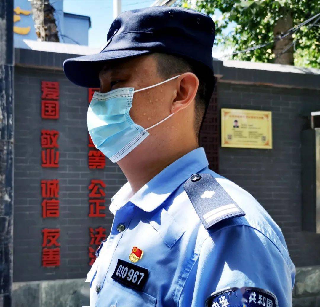 警服湿了又干,干了又湿那一片片汗渍是我们在高温下坚守岗位的真实