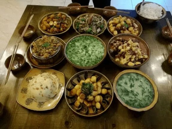 炒,闷,煎蒸,煮,烤,烧可以用洋芋烹出数不清的食物来,有油炸洋芋丝粑粑