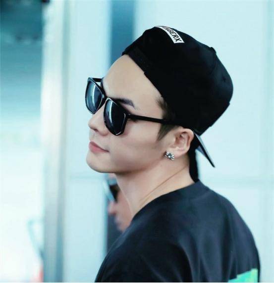 戴棒球帽时头发如何安放头发细节也能增加你的帅气程度