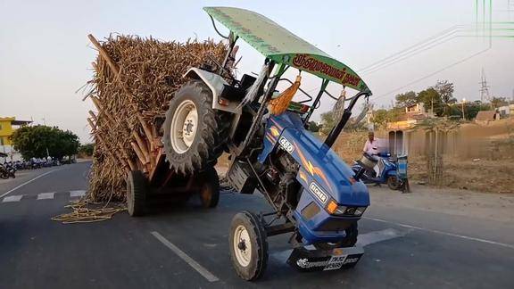 印度拖拉机运输甘蔗倾倒在公路,没有添加配重,确实难拉