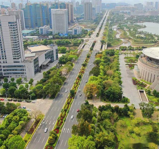 壮丽宽敞的龙岩大道龙岩大道南段二期项目鸟瞰龙岩大道南段二期是我市