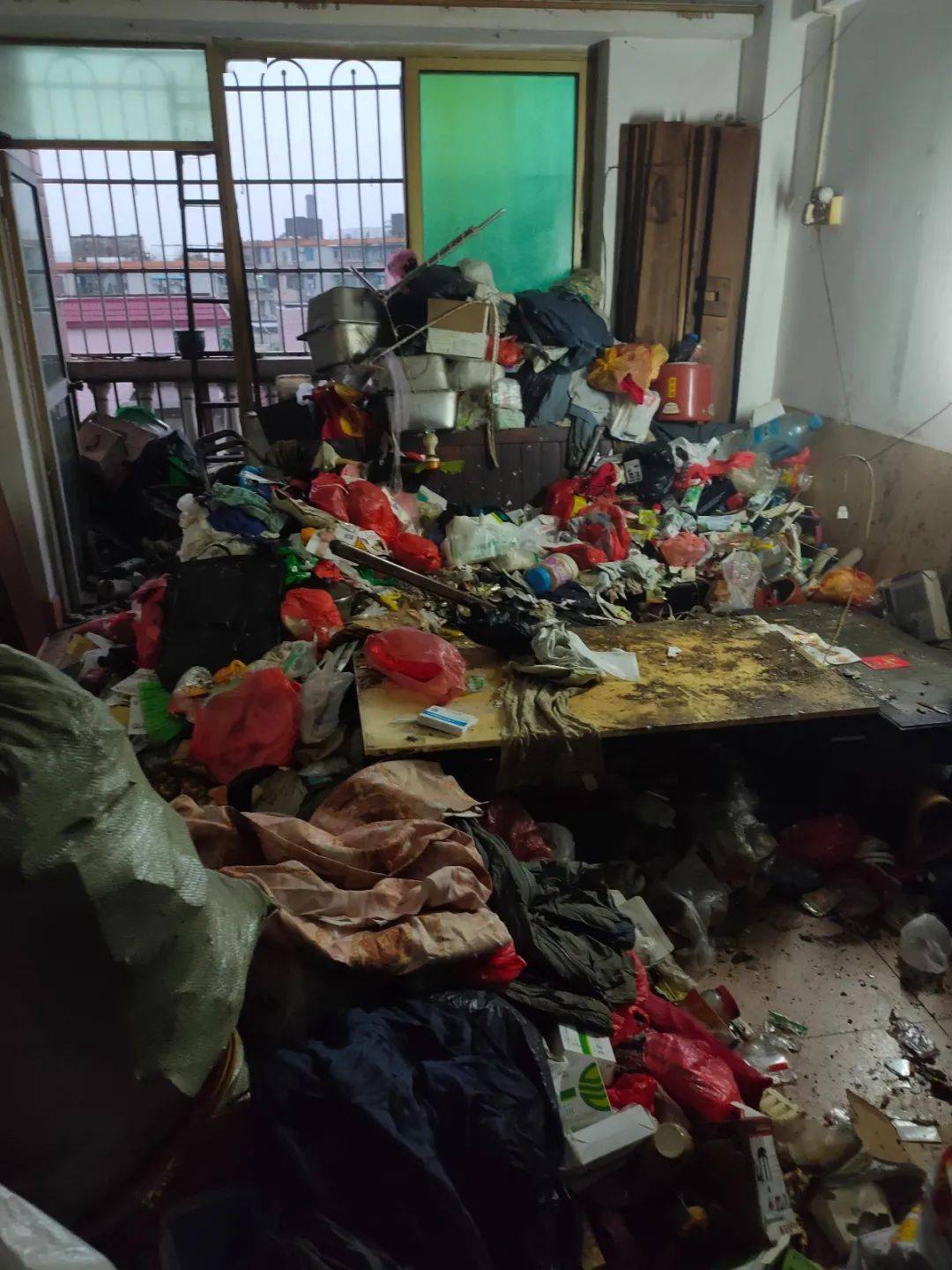 有呼必应 | 松南小区一老人家中垃圾堆积如山,经过两天时间,终于清理