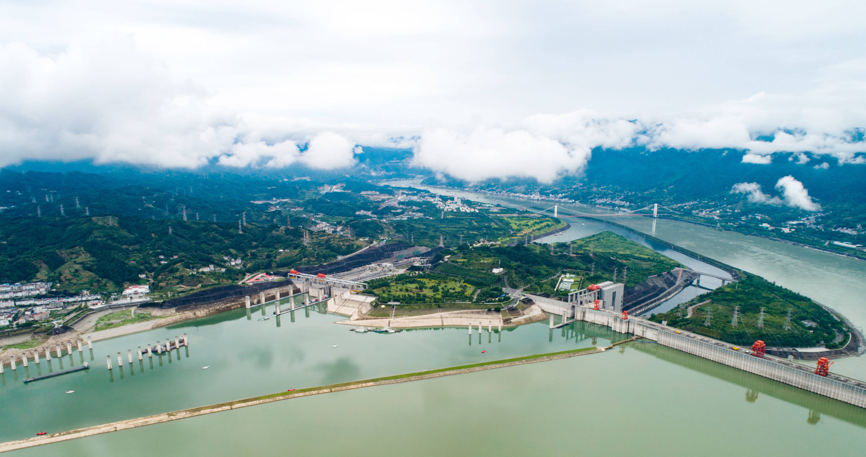 长江汛期,赏三峡云雨奇景,还有双线五级船闸世界奇观