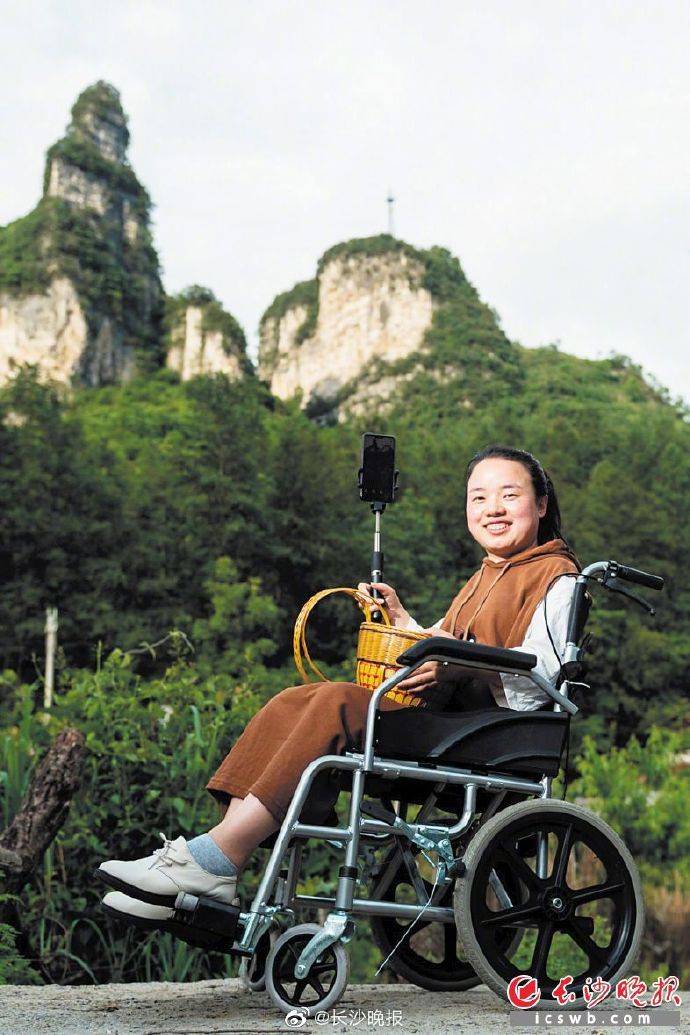 龙山女孩轮椅上为乡亲"带货" 一年卖出百万元