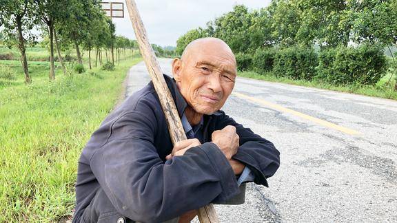 農村年輕人都選擇出門打工以後的地誰來種農村老人說的好心酸