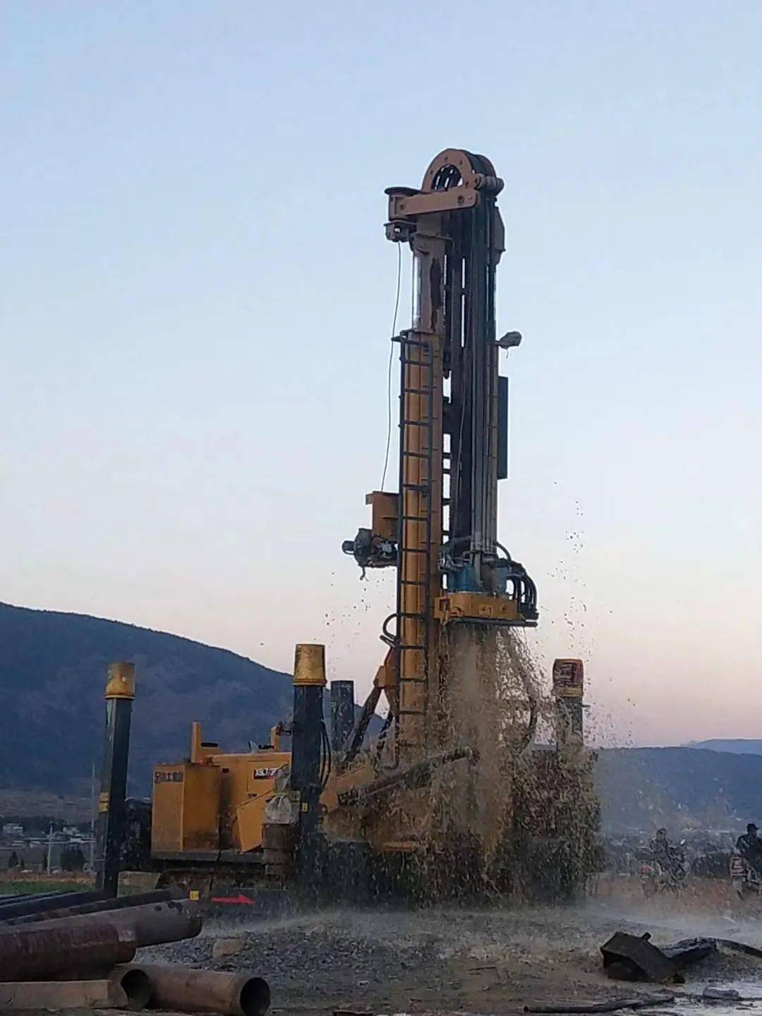 徐工xsc400深井钻机在山西进行煤矿巷道探水井施工该设备采用孔底动力