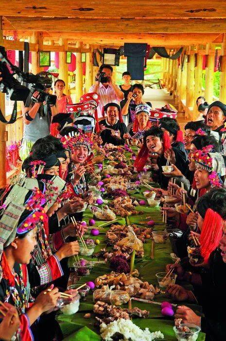 巴马特色美食长桌宴广西五星级乡村旅游区宾达斑斓乡村旅游区的坡纳屯