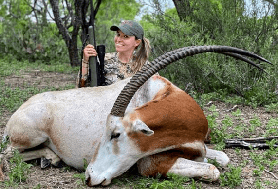 "美女猎人"杀害动物竟还微笑合影!动保组织大呼恶心反胃