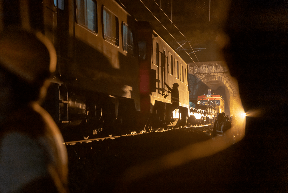 六盘水工电段抢险车辆停在大竹林隧道口