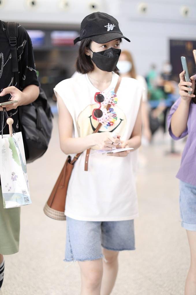 张雪迎穿无袖白t搭短裤秀美腿 肌肤雪白化身元气少女