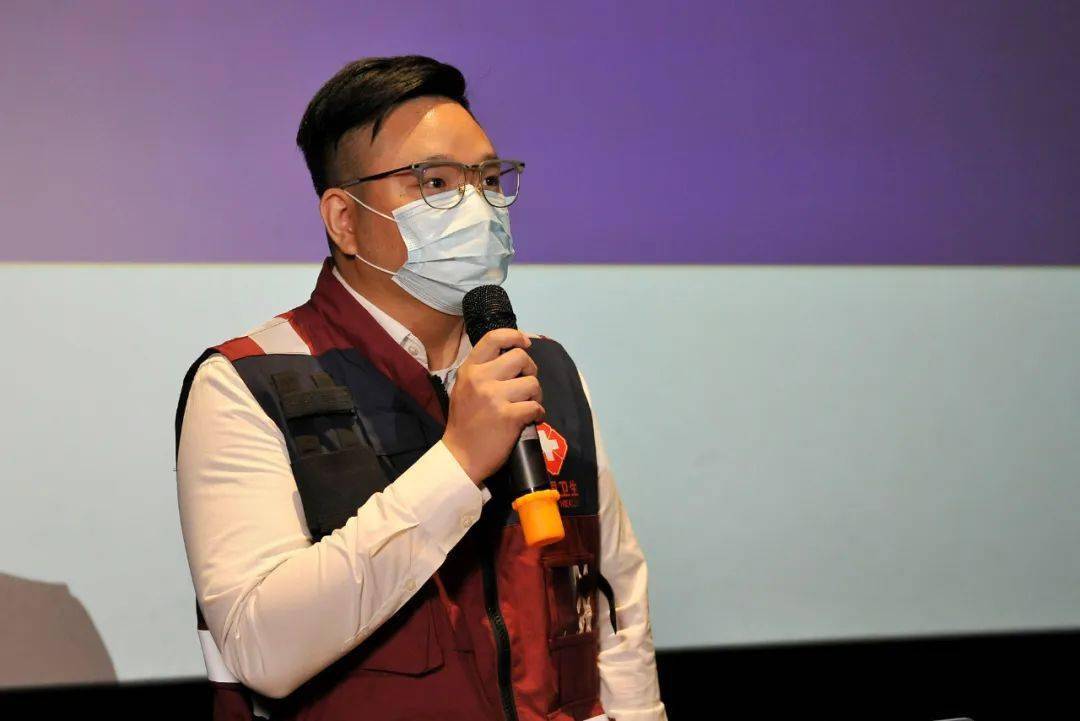 四川省第三批援鄂疾控队领队,四川省疾病预防控制中心主任医师关旭静