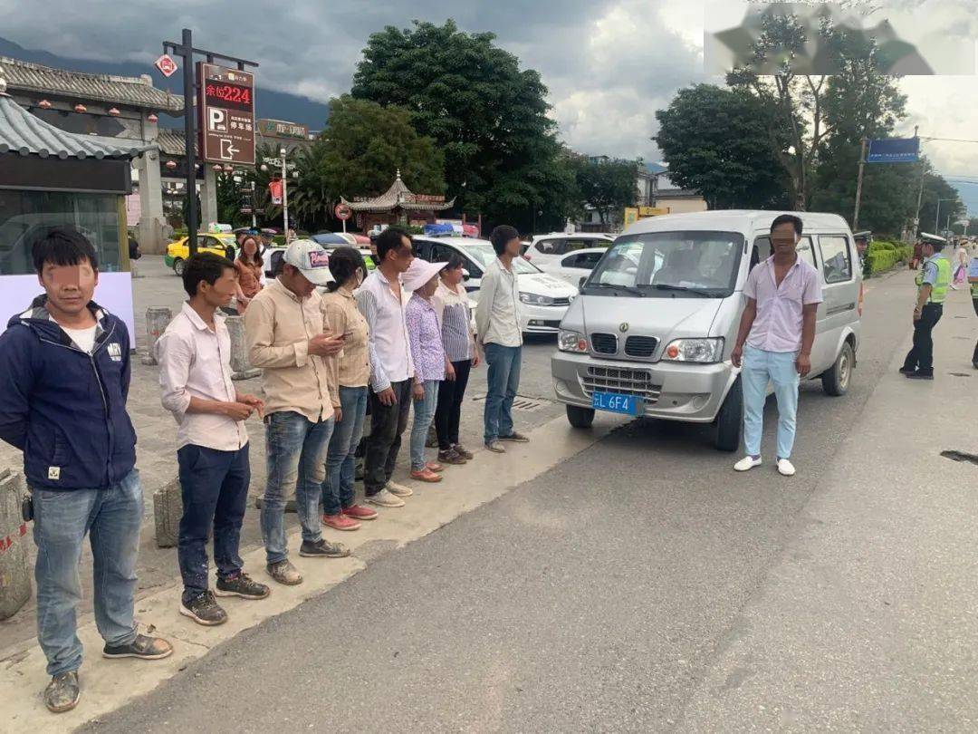 面包车超员被交警查获,这个险冒不得!