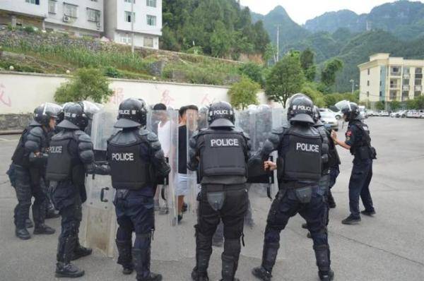 江口特巡警大队开展重装防暴处突训练_队形