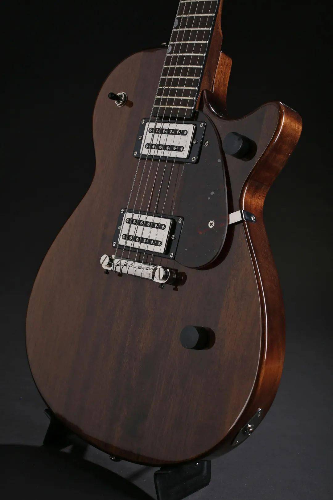 适合入门乐手及爱好者的极简款吉他gretschg2210juniorjetclub