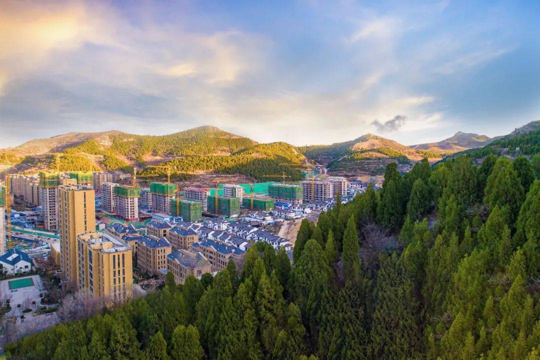 玉园外立面1-2层是石材干挂,3层以上是仿石漆,辅之灰色金属线条,三玻