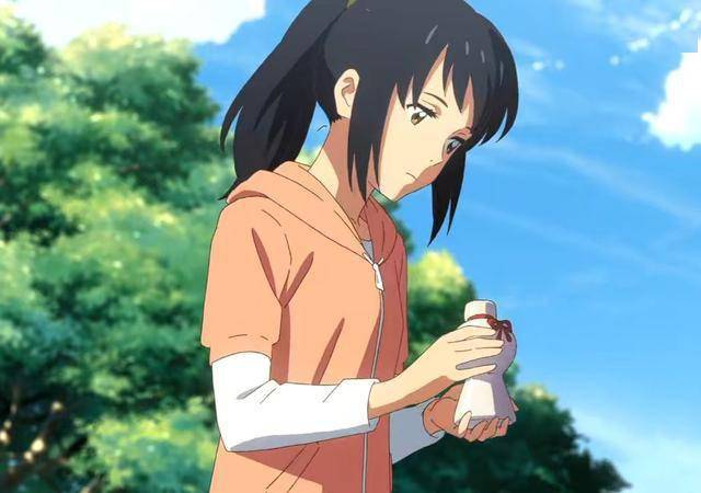 外婆带三叶和四叶去敬神,见到了宫水神社的神体