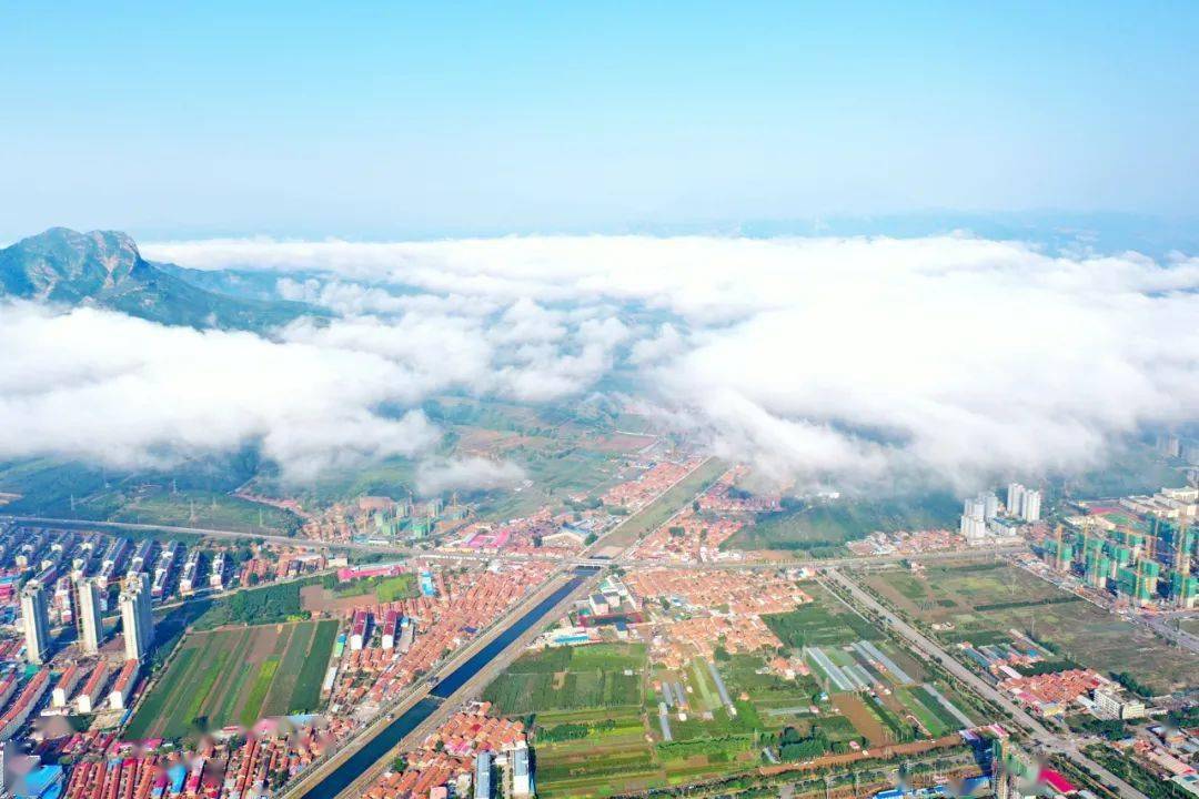 雨后丰宁县城云雾缭绕美