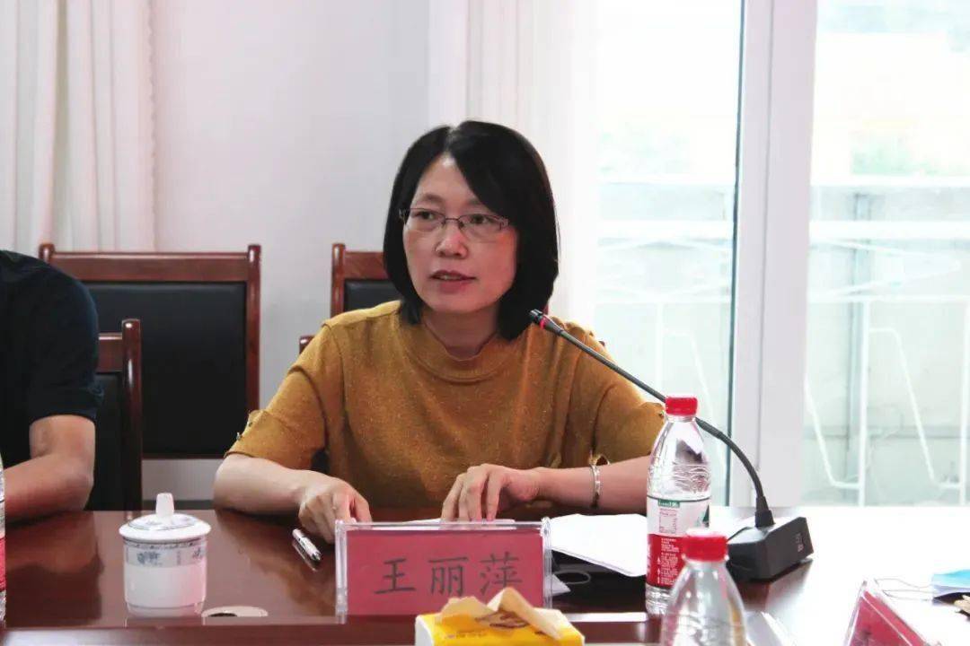 市委宣传部副部长,市文化和旅游局局长王丽萍在座谈会上作了汇报