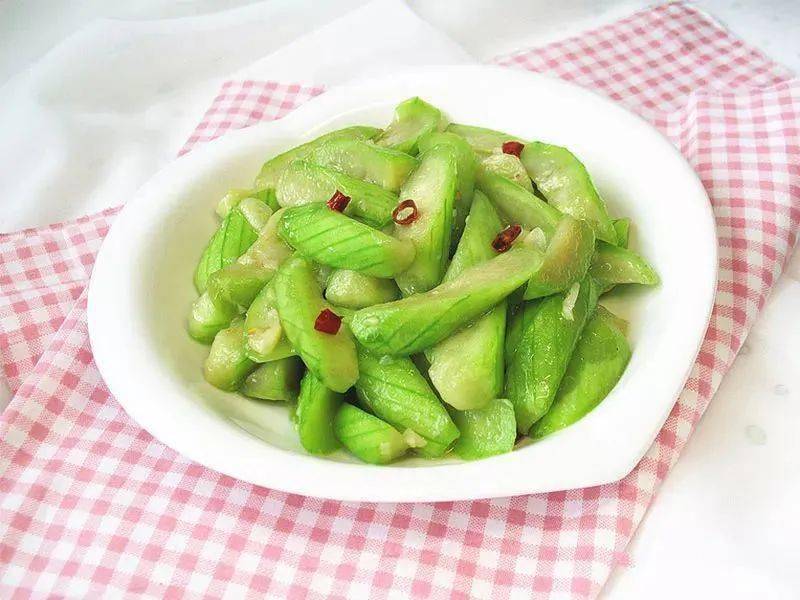 中医认为,丝瓜性凉,味甘,具有清热下火,凉血止血,通经络,行血脉,美容