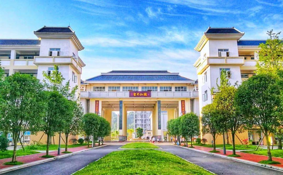 犍为外国语实验学校,秉承"让师生成长,为社会担责"的办学理念,注重
