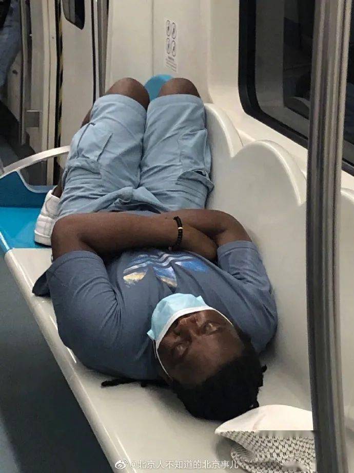一名黑人男子就这么躺在椅子上!无视所有!_网友