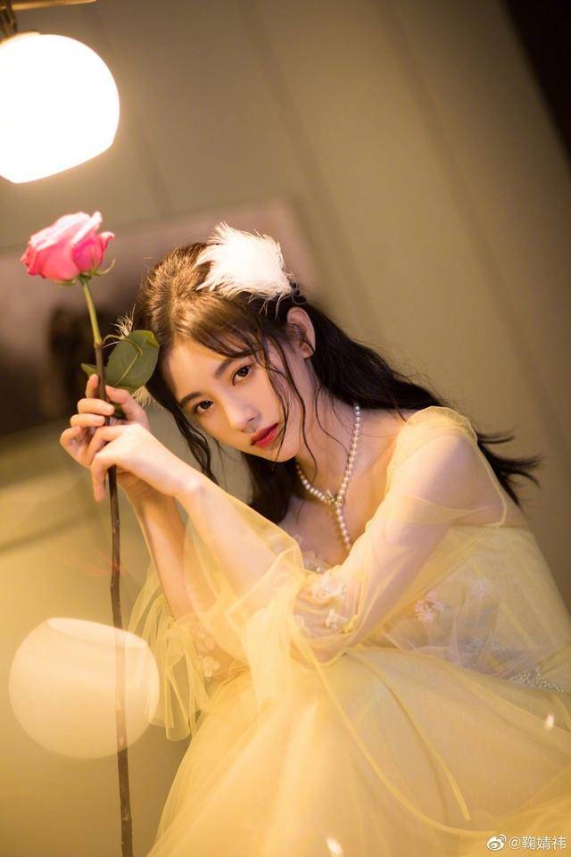 鞠婧祎黄色纱裙仙气飘飘温柔可人,长发披肩红唇美艳
