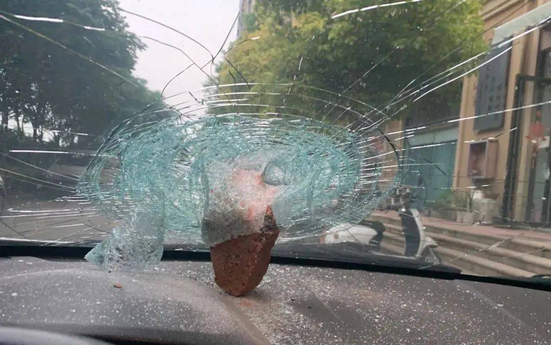 噗通一声事发阜阳一小区