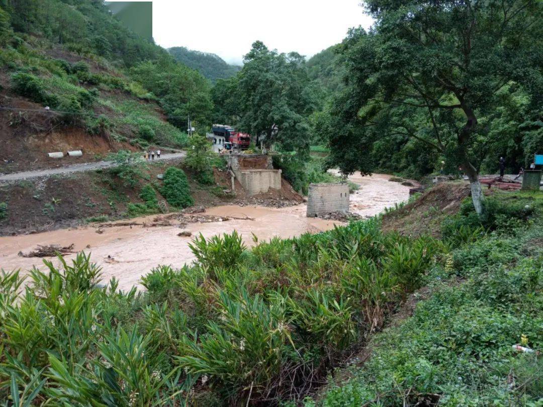 泥石流等自然灾害导致道路中断,中断路段为g227国道k3255 800m(大沙坝