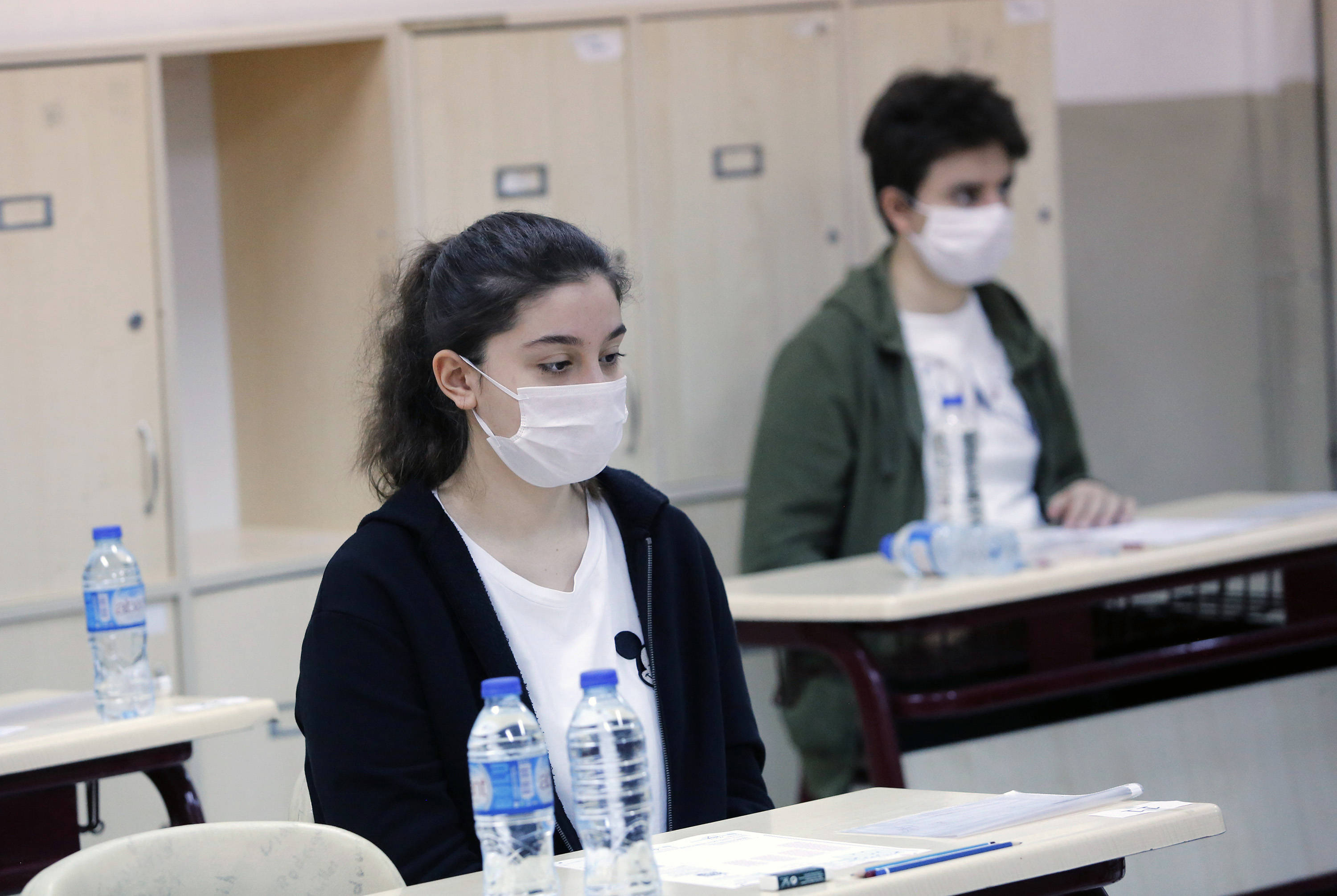 6月20日,在土耳其安卡拉,学生们戴着口罩参加高中入学考试.