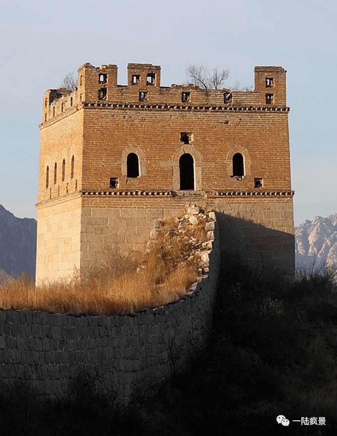 这个空心敌台,是戚将军来北京之后,结合在南方采取的海防碉楼和当时在