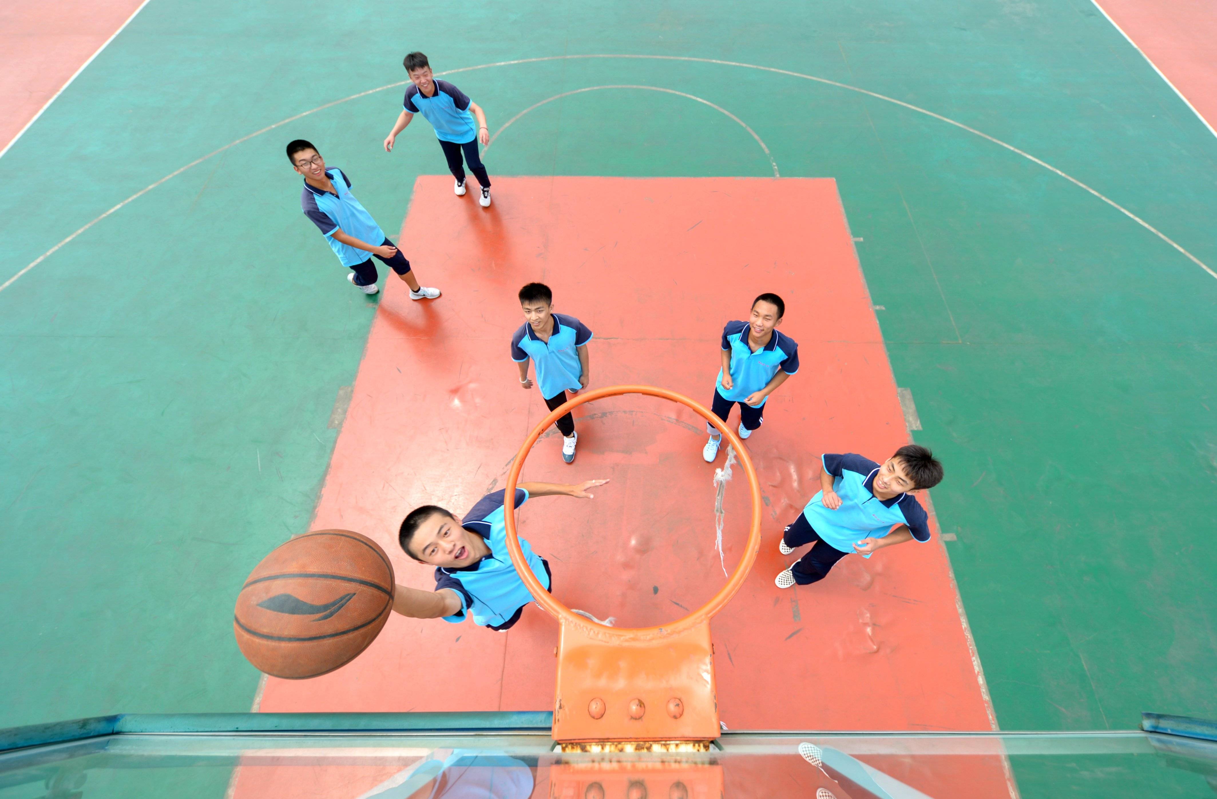 学校同学打篮球图片（学校同学打篮球图片卡通） 学校同砚
打篮球图片（学校同砚
打篮球图片卡通）《学校打篮球的图片》 篮球资讯