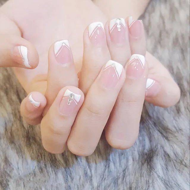 试试v法式美甲吧!