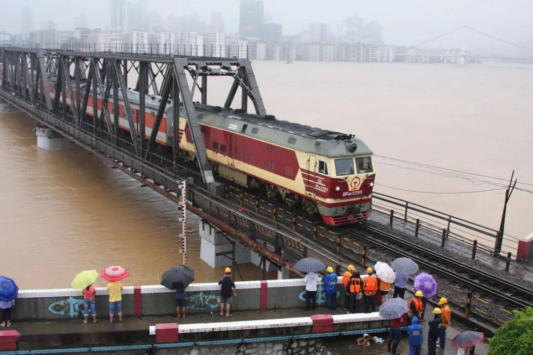 2013年,这座老铁桥多了一位"伙伴"——衡柳铁路柳江双线特大桥.